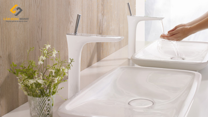 Vòi lavabo Puravida bằng chất liệu đồng mạ Chrome bền bỉ, sáng bóng.