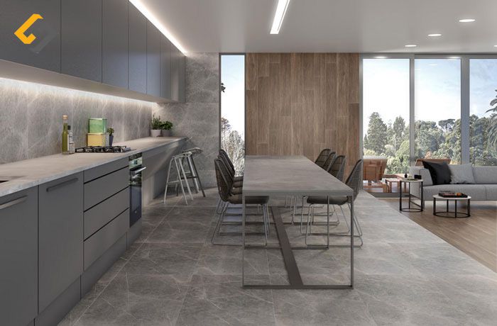 Màu sắc gạch vân đá mờ và nội thất phòng bếp được kết hợp một cách hoàn hảo