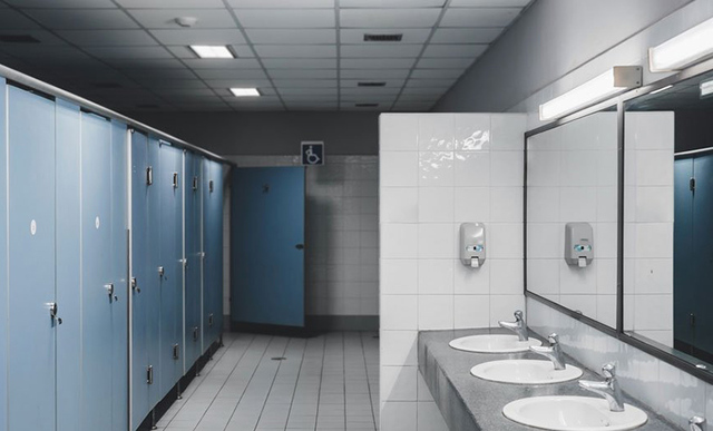 Nhà xí công cộng gồm 1 hoặc nhiều phòng vệ sinh