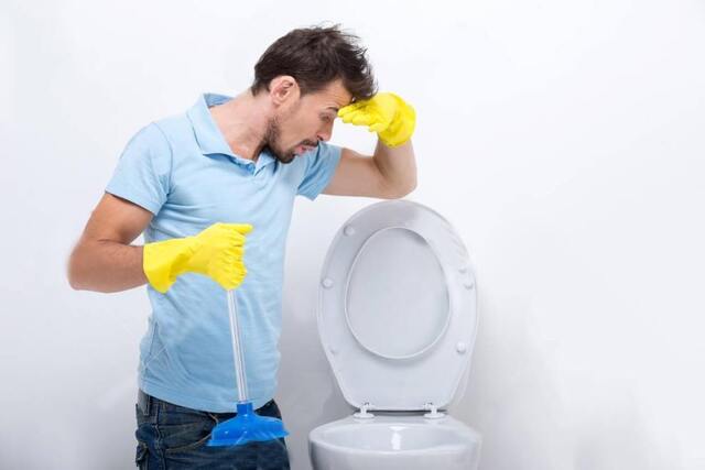 Vệ sinh không đúng cách khiến nhà vệ sinh có mùi hôi