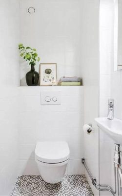 Phòng tắm lát gạch màu sáng